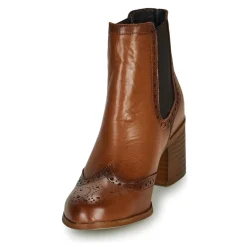 Betty London - LARISSA