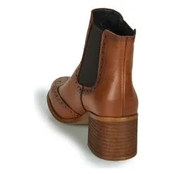 Betty London - LARISSA