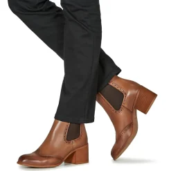 Betty London - LARISSA