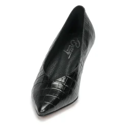 Betty London - NOMANIS